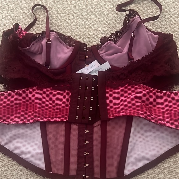 Out from under corset size large - Picture 3 of 3